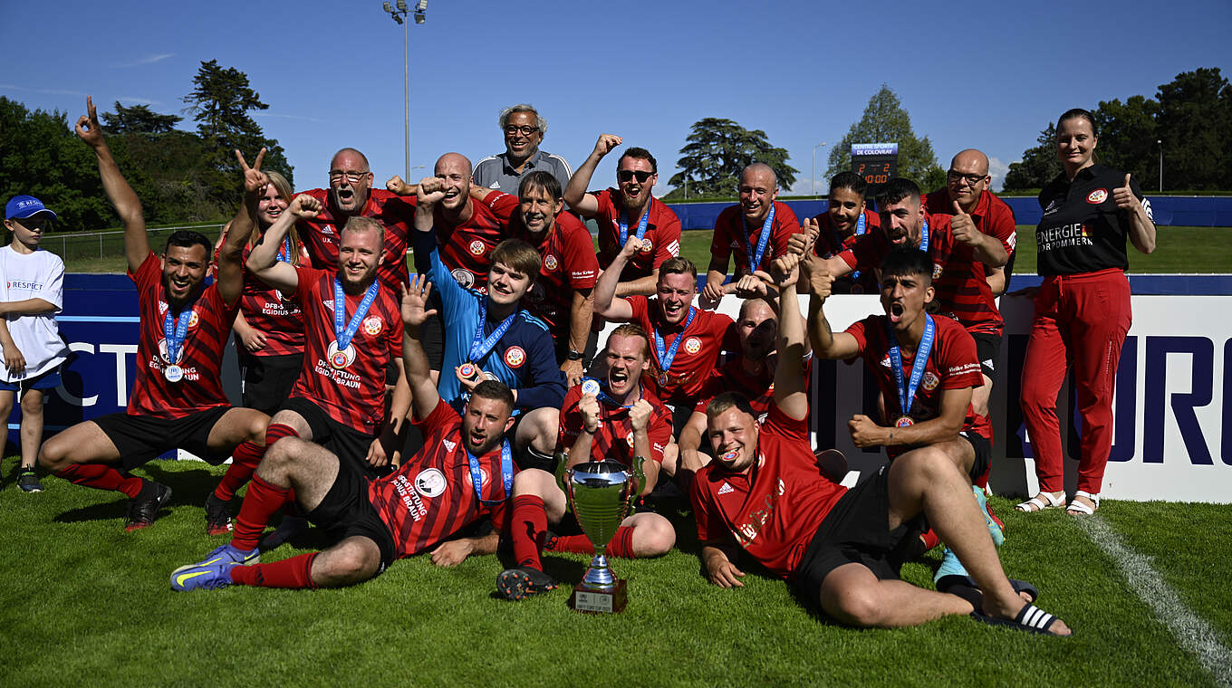 DFB-Botschafter Jimmy Hartwig (o.): "Der Unity Cup fand auf hohem Niveau statt" © UEFA