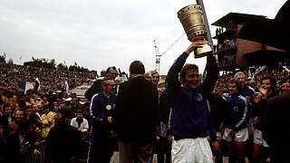 Reckt den Pokal 1972 in die Höhe: Stan Libuda in seinem letzten Spiel für Schalke © imago