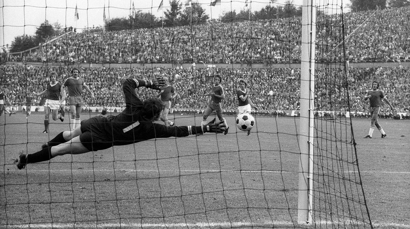 FCK-Torwart Josef Elting fliegt vergebens: Herbert Lütkebohmert und das Schalker 3:0 © imago