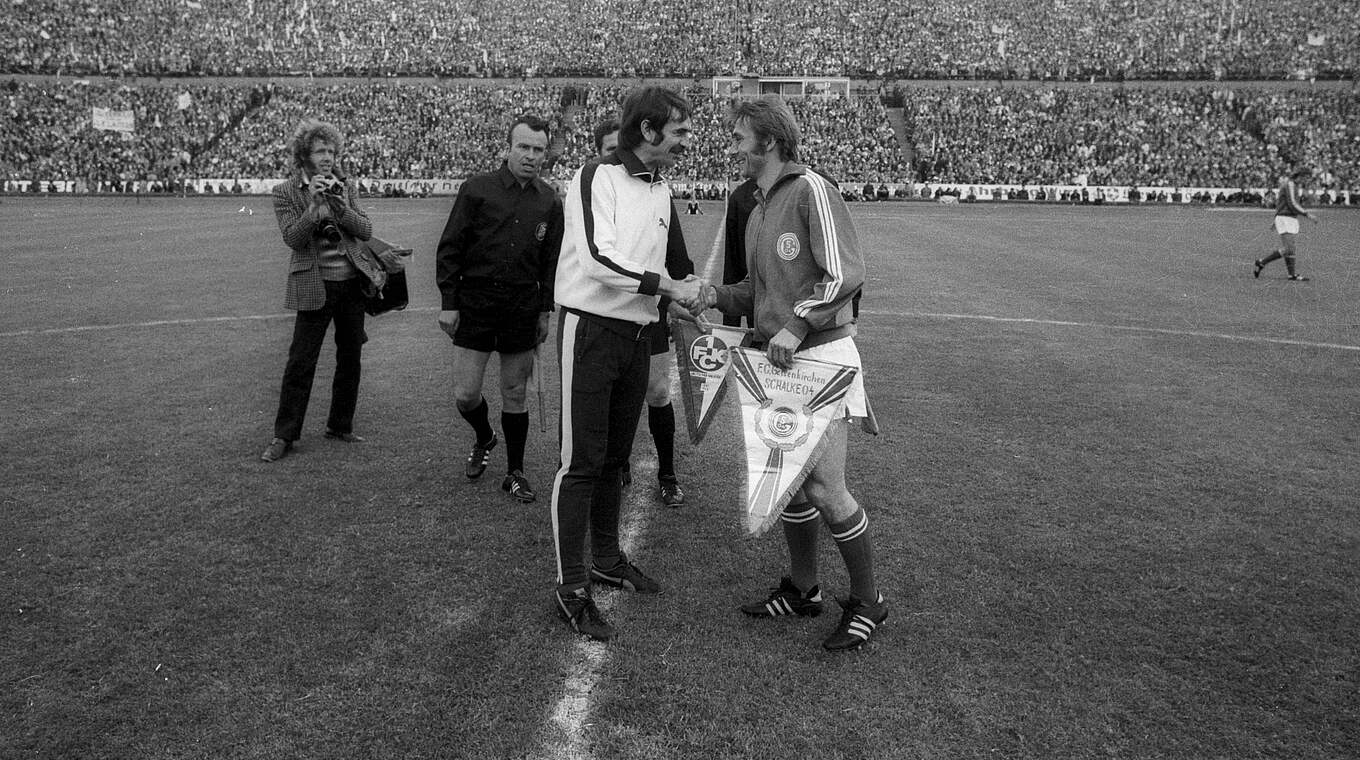 In trauter Eintracht vor dem Spiel: die Kapitäne "Atze" Friedrich (l.) und Stan Libuda © imago