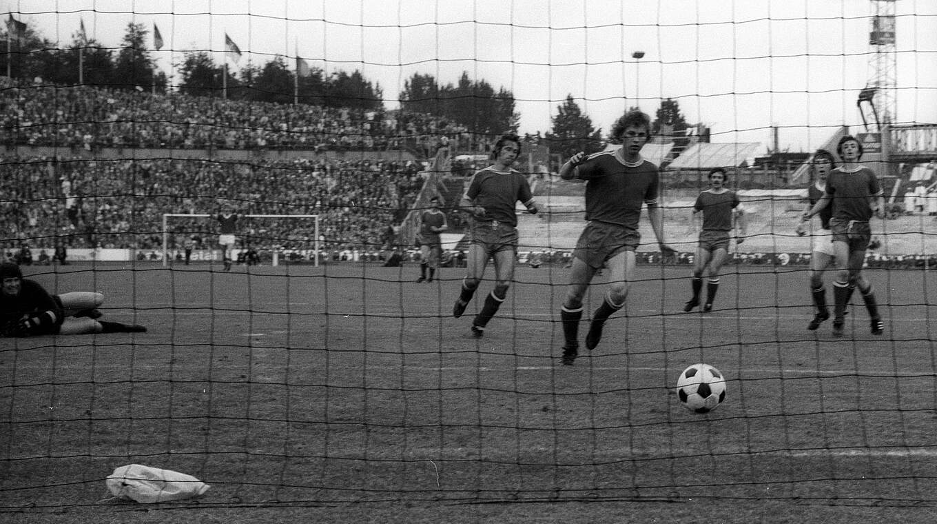 Erzielt sein erstes von zwei Finaltoren: Schalkes Helmut Kremers trifft zum 1:0 © imago