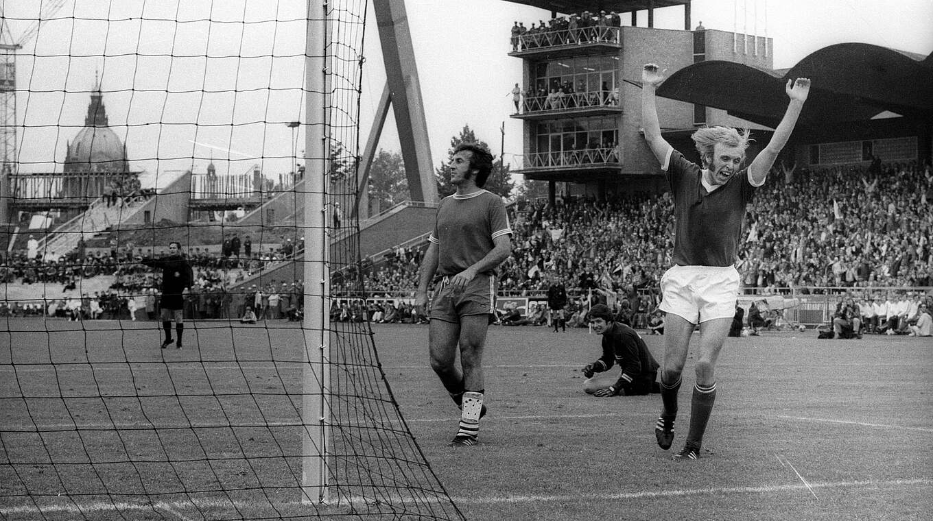 Freut sich noch vor der Pause über sein Tor zur 2:0-Führung: der Schalker Klaus Scheer © imago