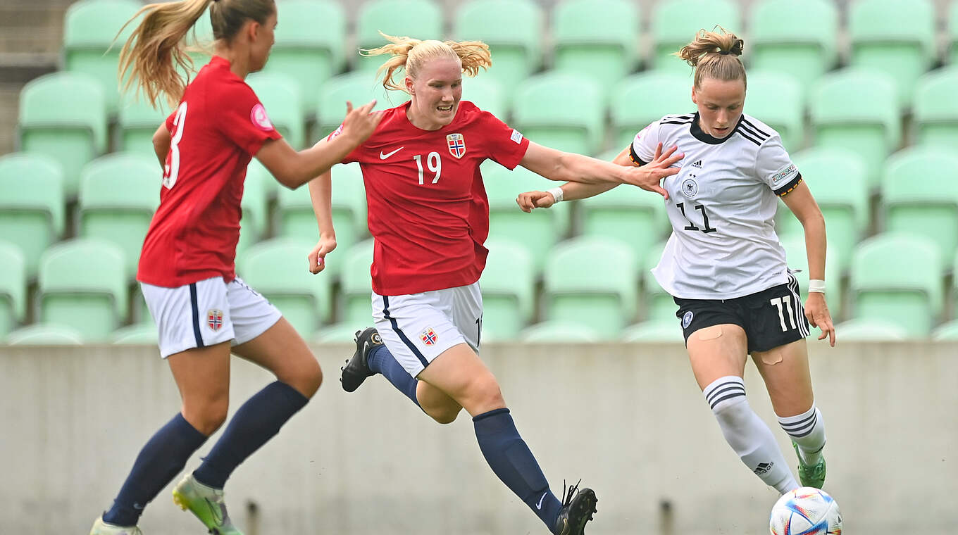 Franziska Kett (r.) © UEFA / Ben McShane / Sportsfile