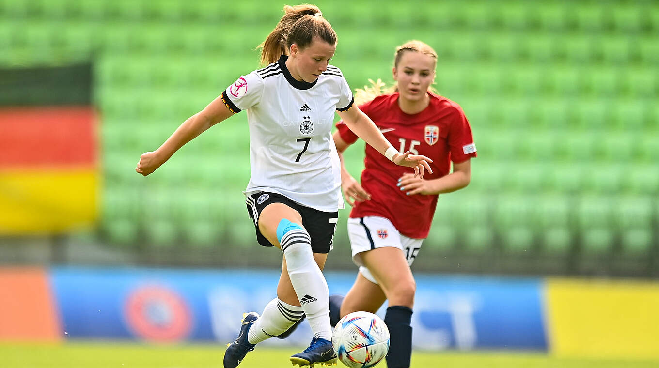 Sarah Mattner-Trembleau (l.) © UEFA / Ben McShane / Sportsfile