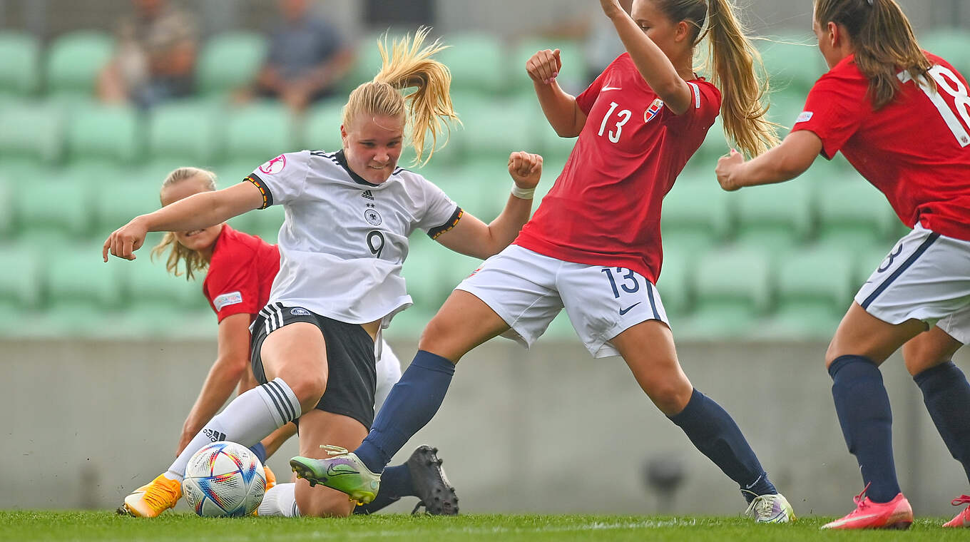 Felicitas Fee Kockmann (l.) © UEFA / Ben McShane / Sportsfile