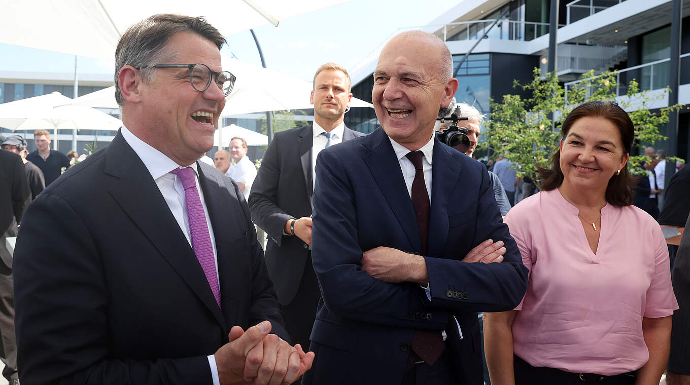 Ministerpräsident und Verbandspräsident: Rhein (l.) und Neuendorf mit Ullrich © Getty Images