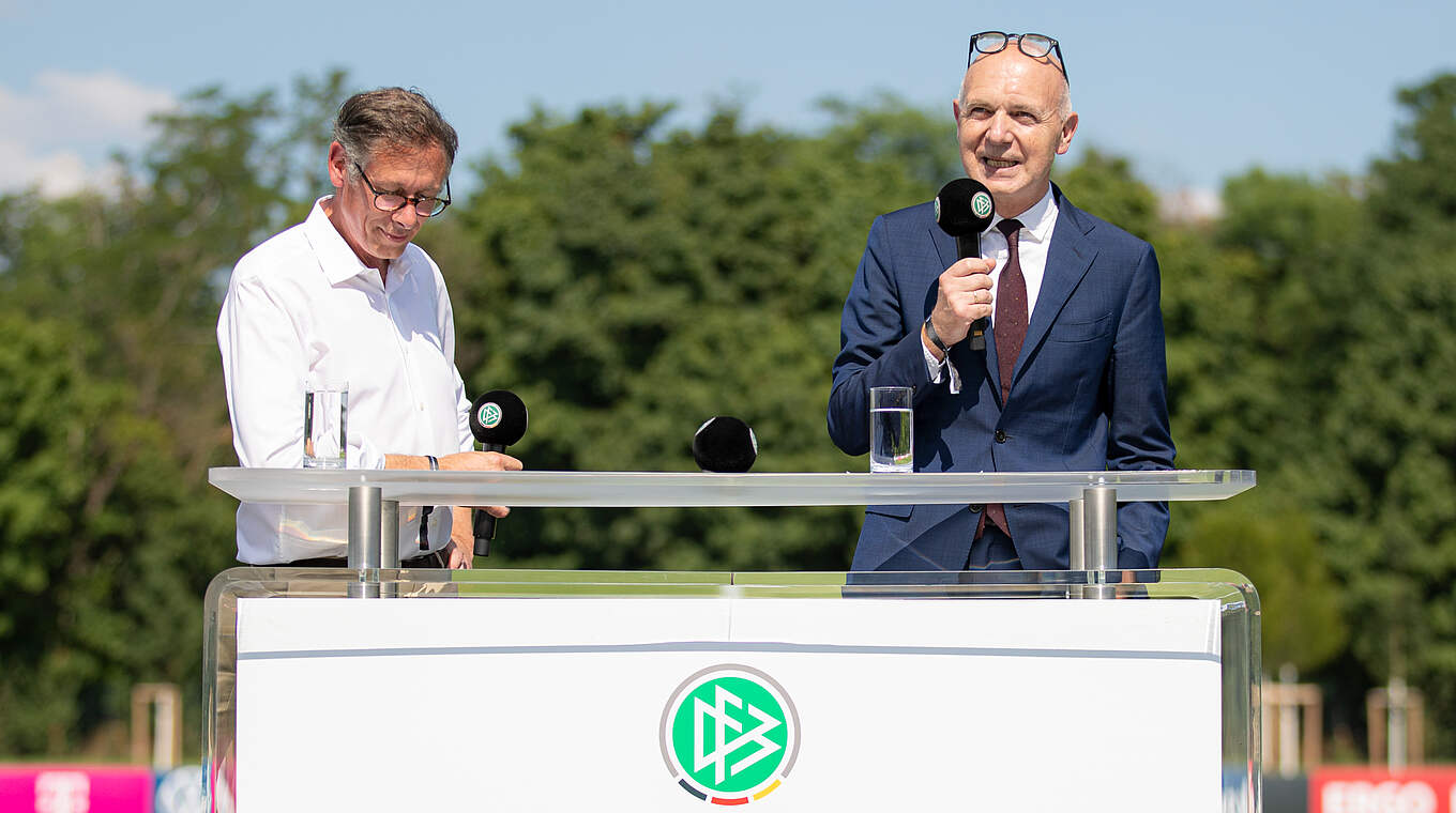 DFB-Präsident Bernd Neuendorf (r.) mit Moderator und Mediendirektor Steffen Simon © Thomas Böcker/DFB