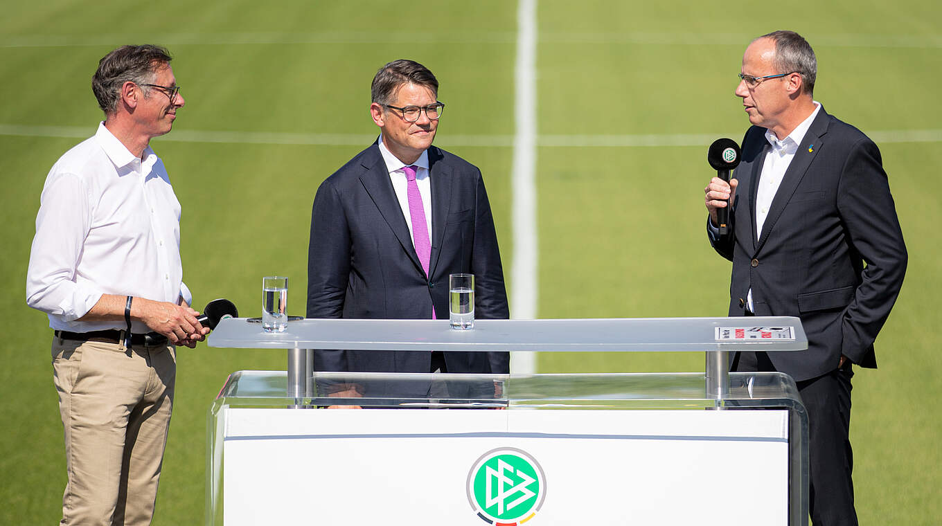 Moderator und Mediendirektor Steffen Simon, Boris Rhein (m.), Peter Beuth, Hessischer Minister des Innern und für Sport (r.) © Thomas Böcker/DFB