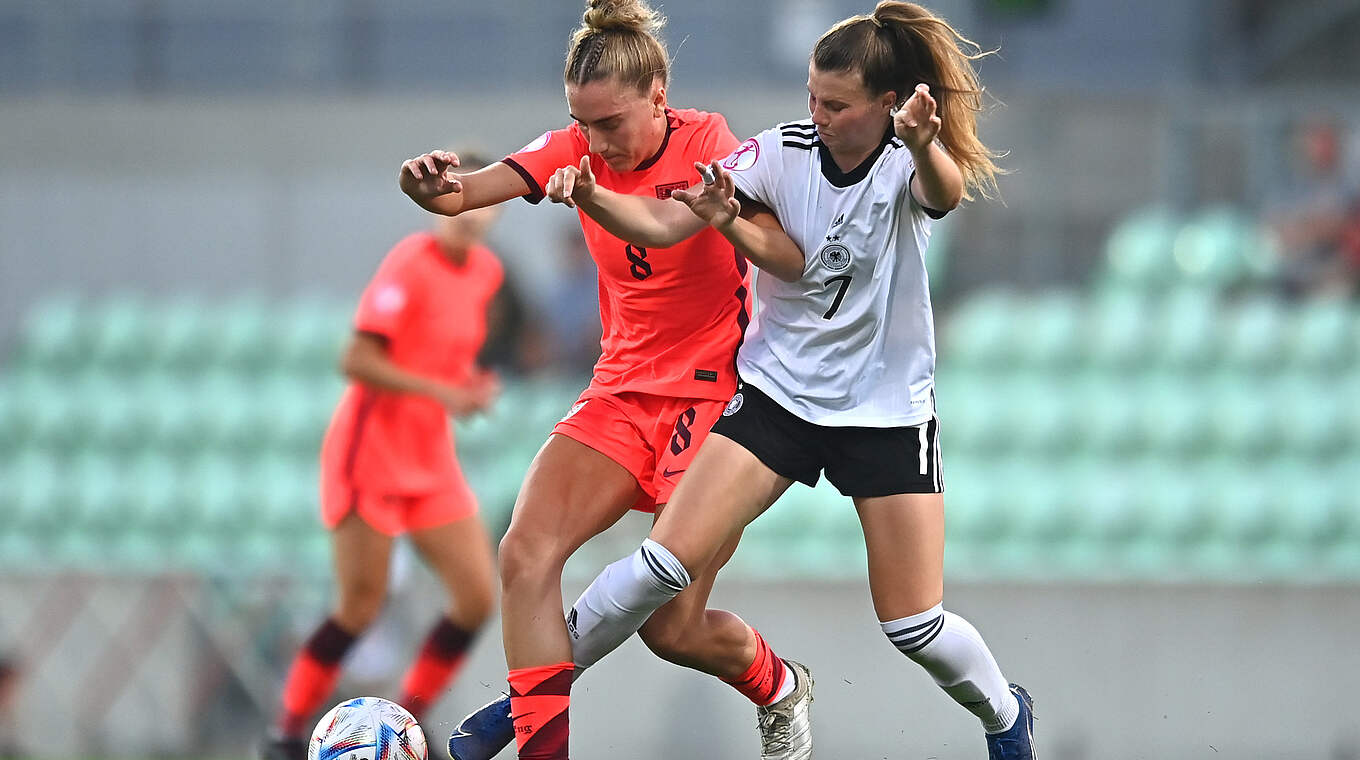 Maisie Symonds und Sarah Mattner-Trembleau (r.) © UEFA / Fernando Santamaria Ortiz