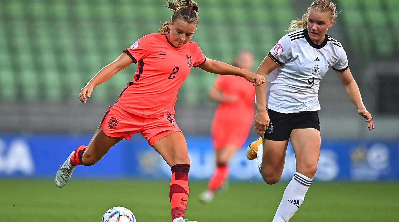Die U 19-Frauen gewinnen ihr drittes Spiel: Orja Fox gegen Felicitas Kockmann (r.) © UEFA / Fernando Santamaria Ortiz