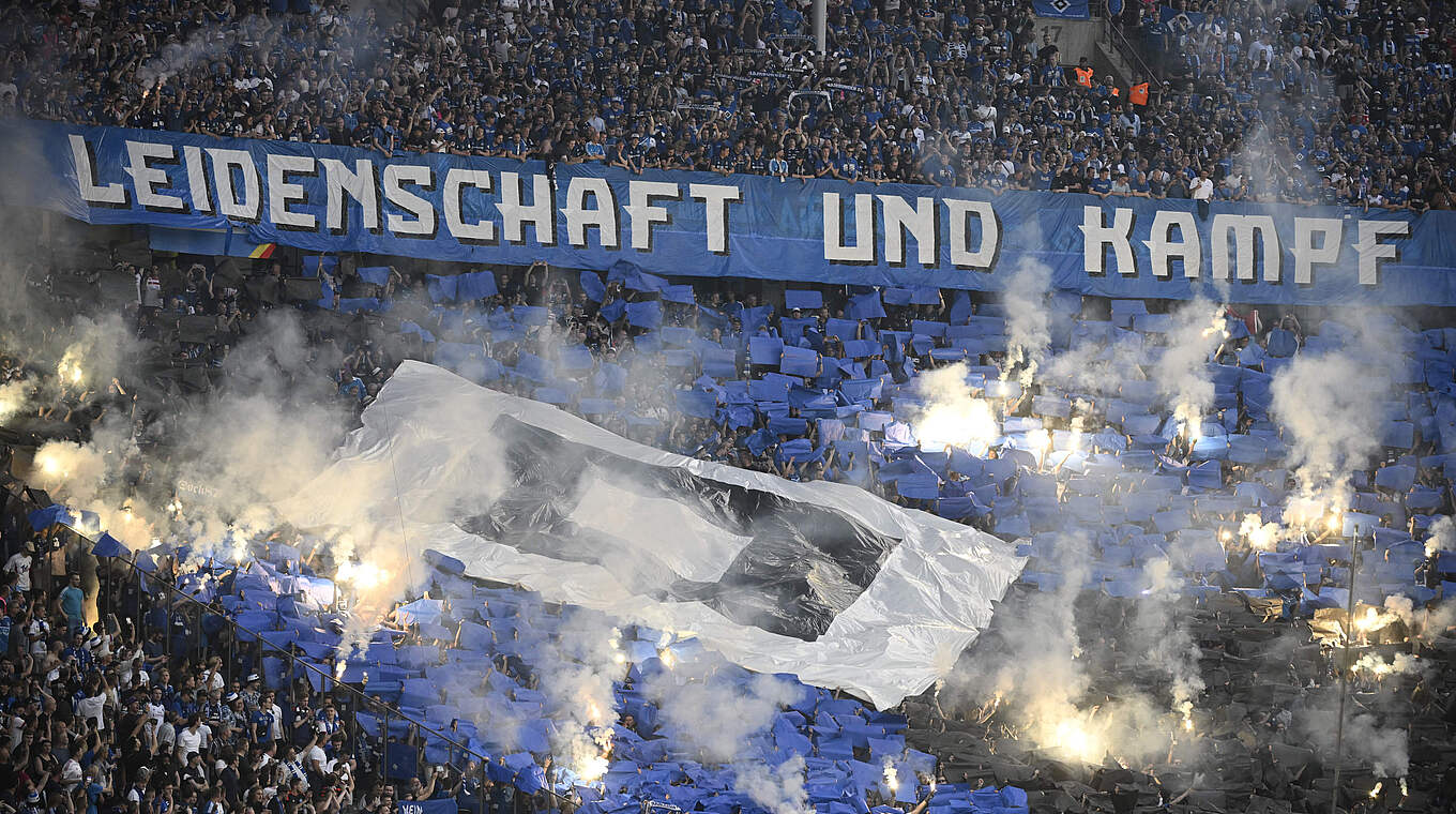Pyrotechnik in der Relegation: 64.200 Euro Strafe für den HSV © Getty Images