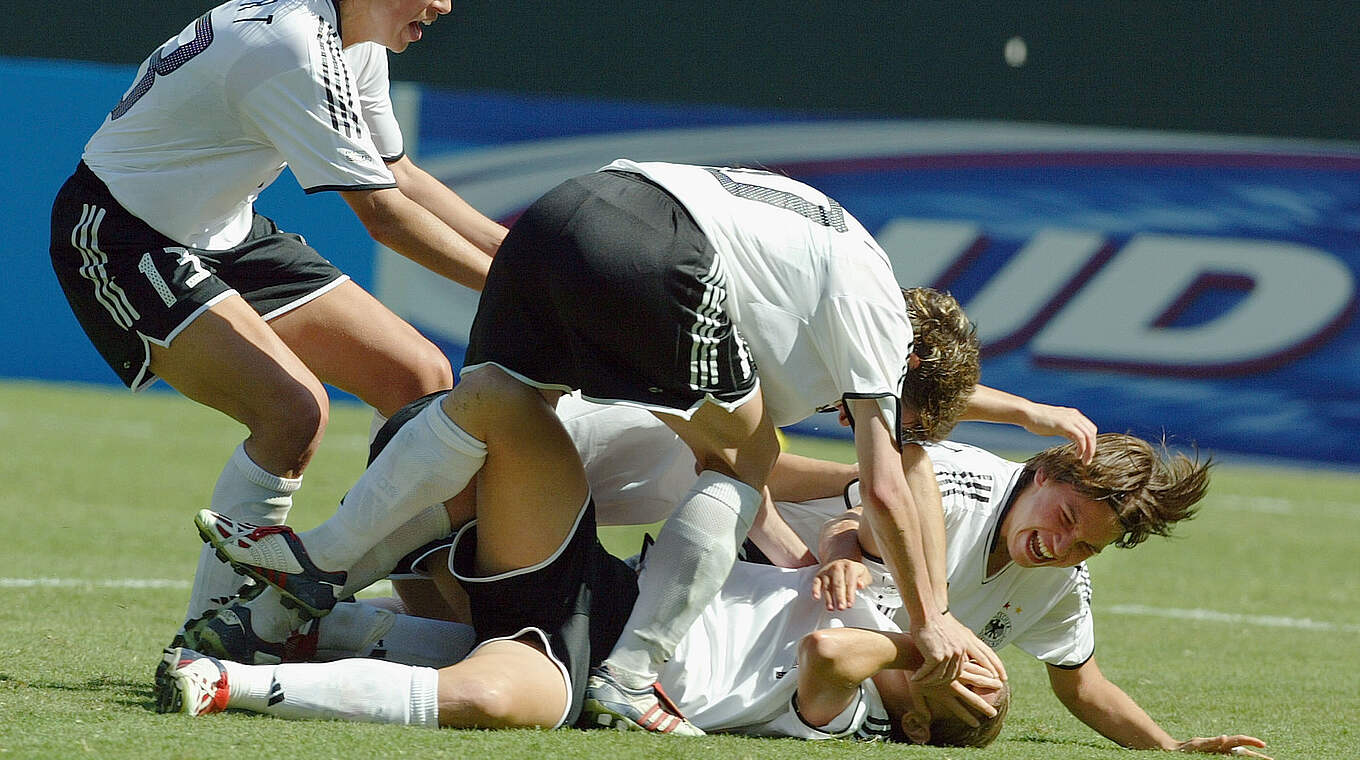 Nia Künzer (2.v.r.) jubelt nach ihrem Siegtreffer im WM-Finale 2003 © Getty Images