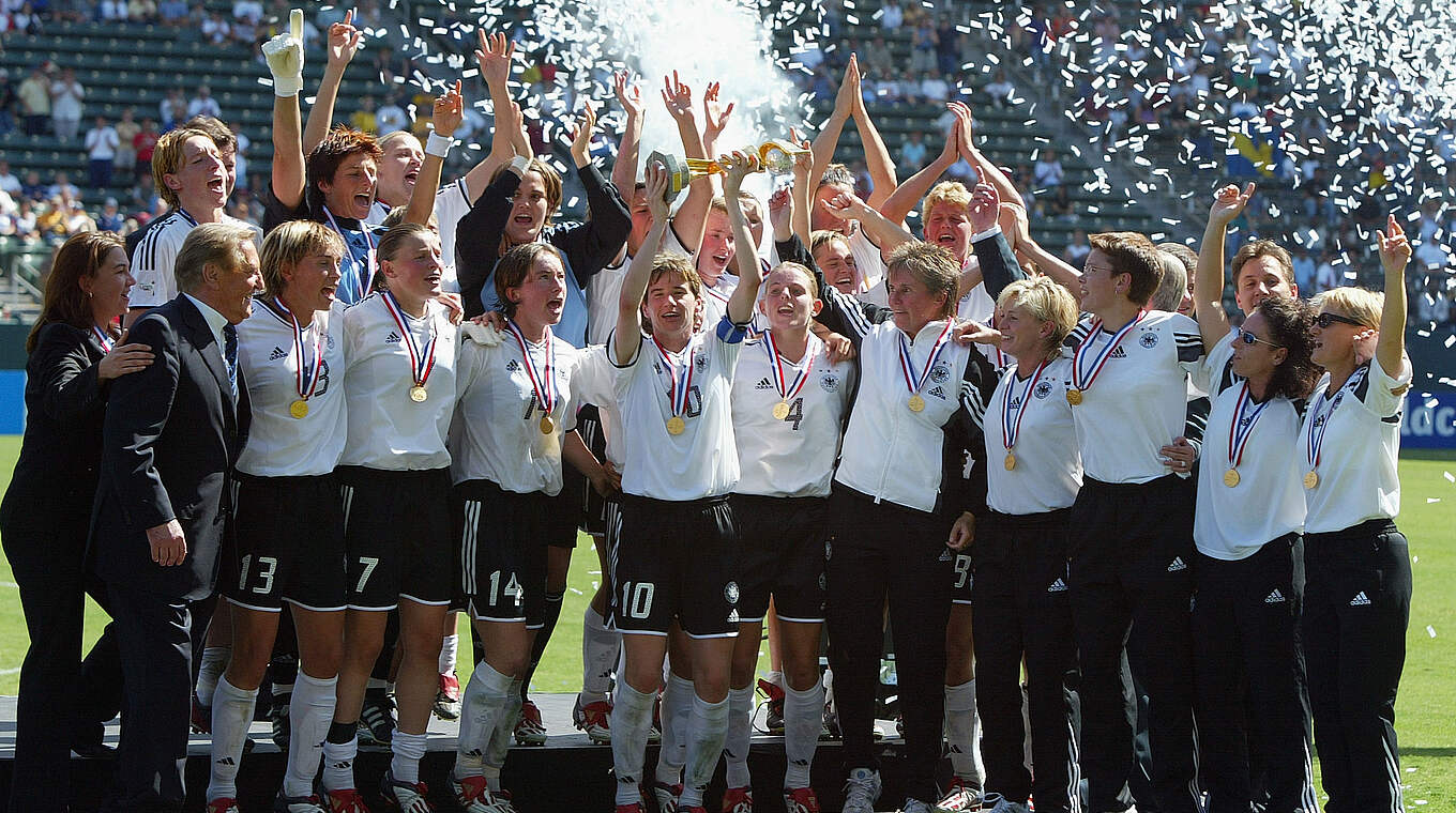 Bettina Wiegmann (M.) mit Pokal nach WM-Sieg 2003 © Getty Images