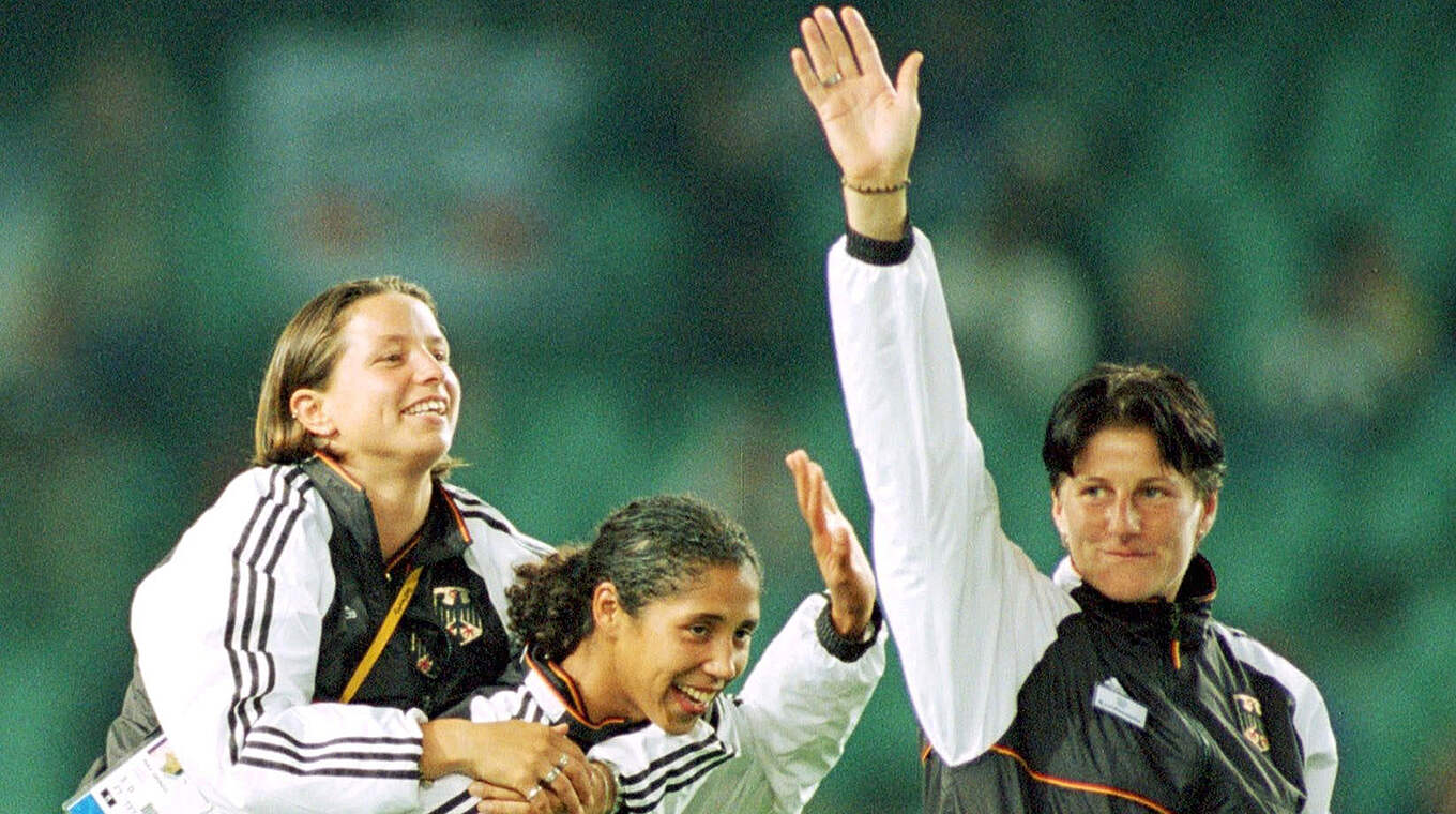 Inka Grings, Steffi Jones und Silke Rottenberg (v.l.) bei den Olympischen Spielen 2000 © Getty Images
