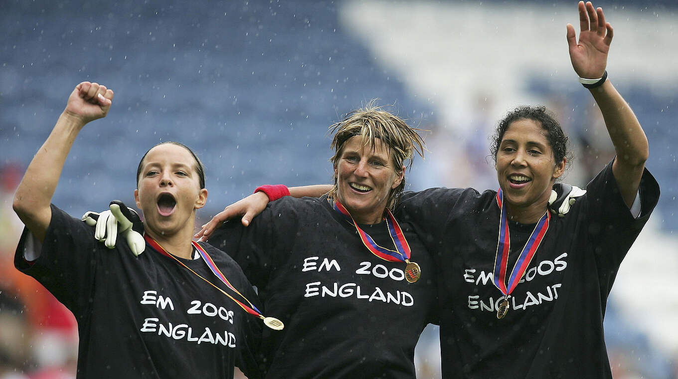 Inka Grings, Silke Rottenberg und Stephanie Jones (v.l.) nach dem EM-Sieg 2005 © Getty Images