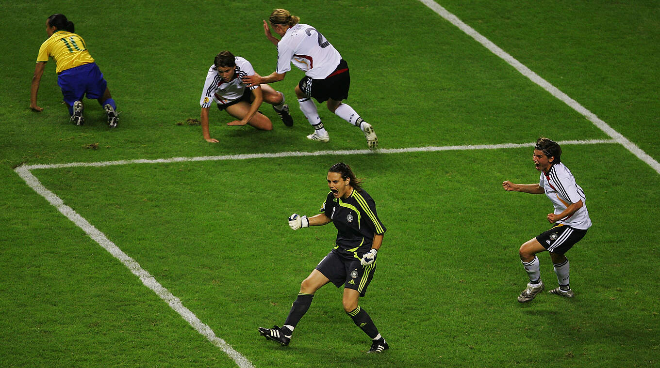 Nadine Angerer (v.) nach gehaltenem Elfmeter im WM-Finale 2007 © Getty Images