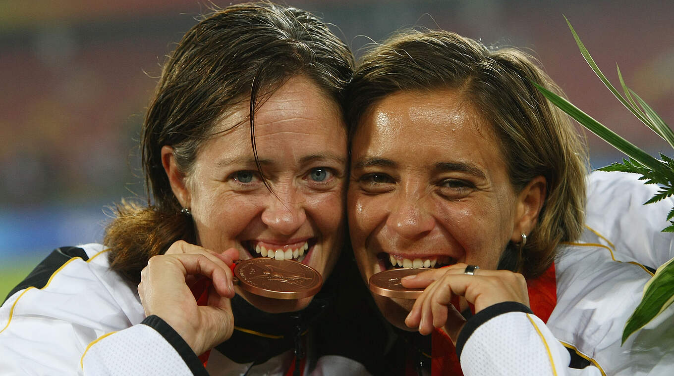 Renate Lingor (l.) und Sandra Smisek mit der Bronzemedaille 2008 © Getty Images