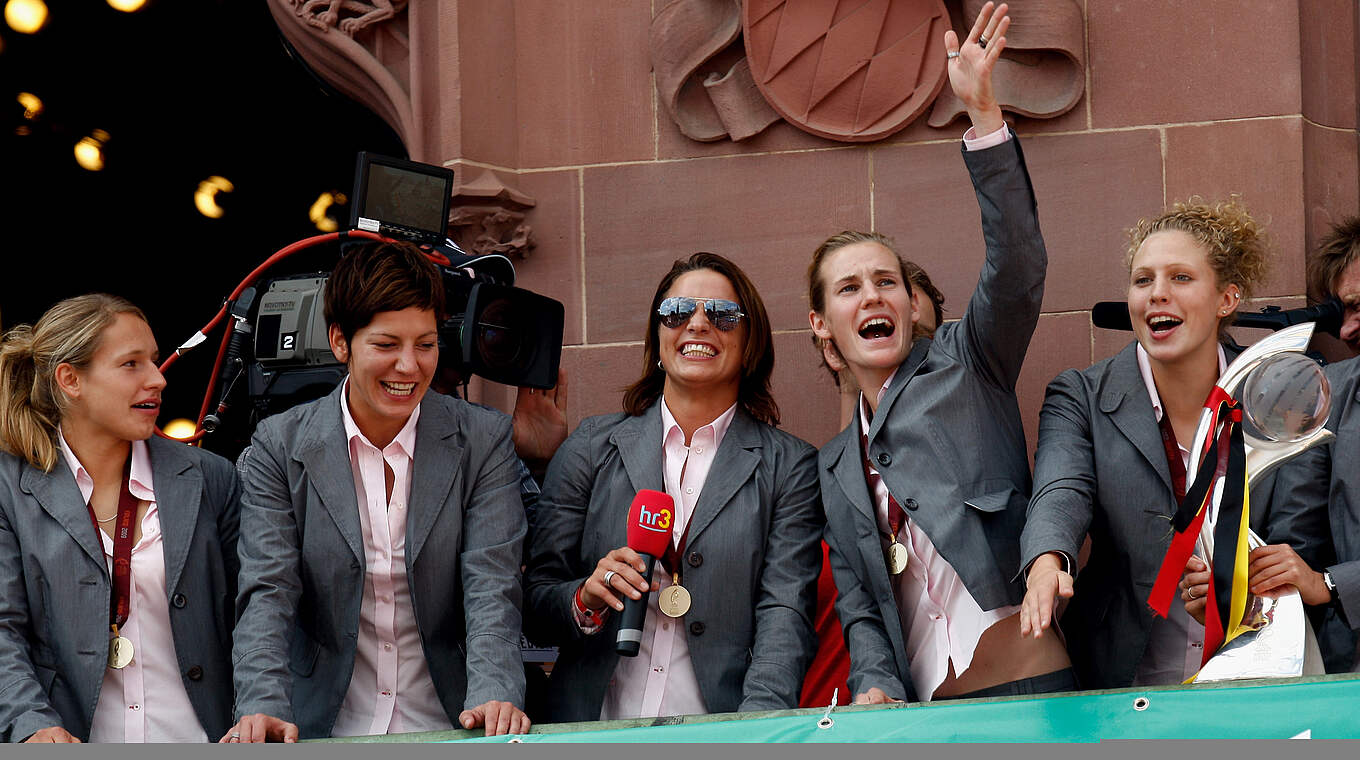 Babett Peter, Linda Bresonik, Inka Grings, Simone Laudehr und Kim Kulig (v.l) nach dem EM-Sieg 2009 © Getty Images