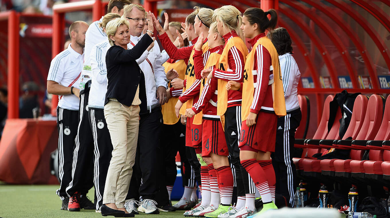 Silvia Neid (l.) bei der WM 2015 © Getty Images