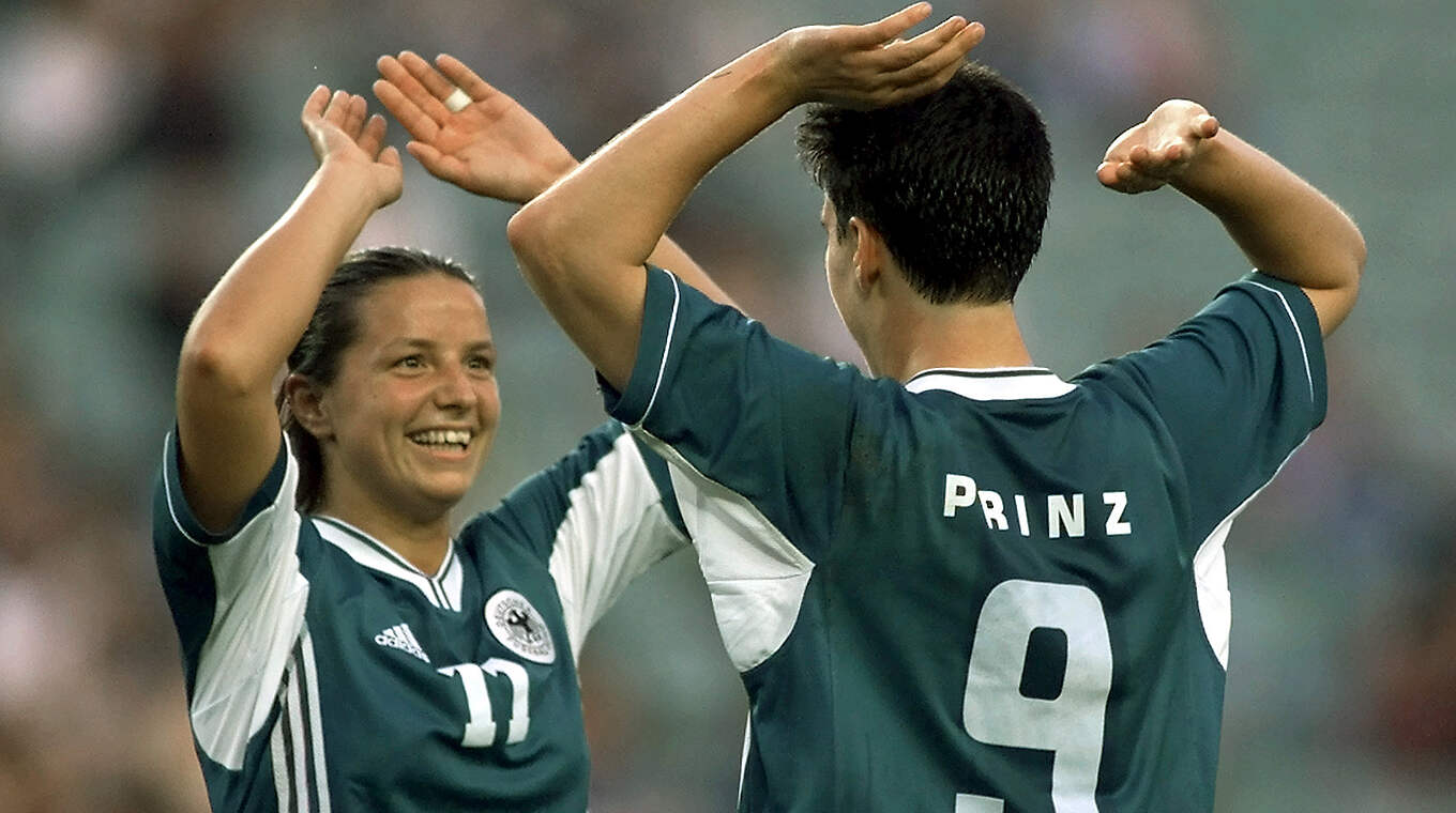 Inka Grings (l.) und Birgit Prinz im Spiel um Platz drei bei den Olympischen Spielen 2000 © Getty Images