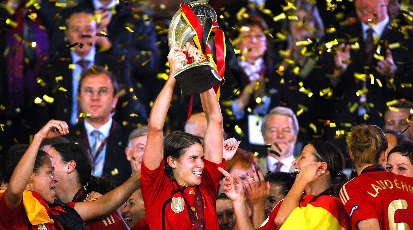Annike Krahn (M.) mit dem Pokal nach dem EM-Sieg 2009 © Getty Images