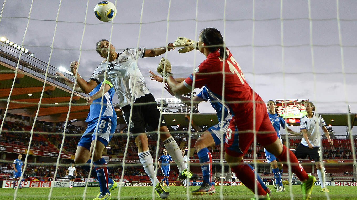 Celia Okoyino da Mbabi (2.v.l.) bei der EM 2013 © Getty Images