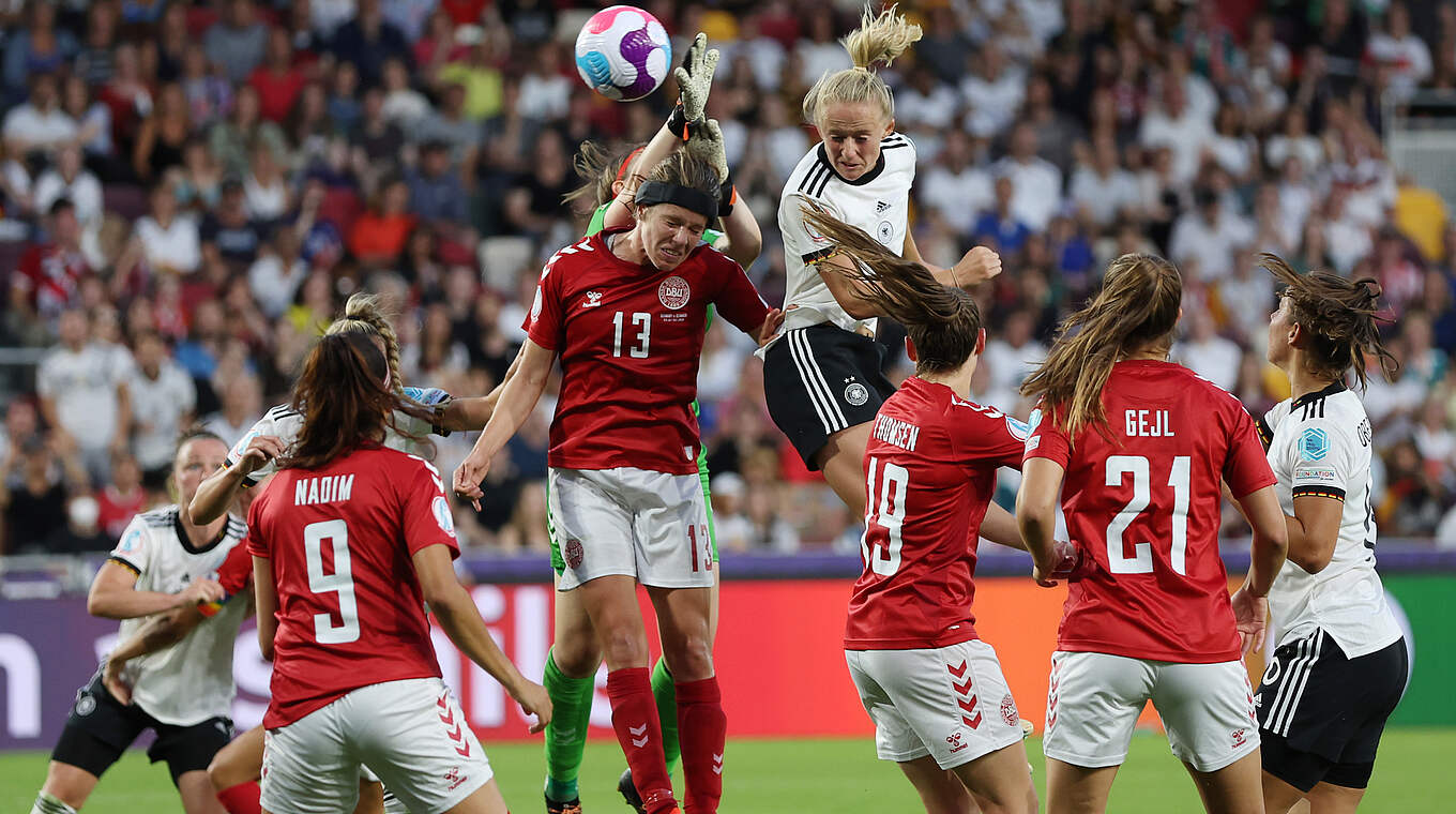 Kopfball zum 2:0: Lea Schüller steigt nach einer Ecke am höchsten und trifft © DFB/Maja Hitij/Getty Images