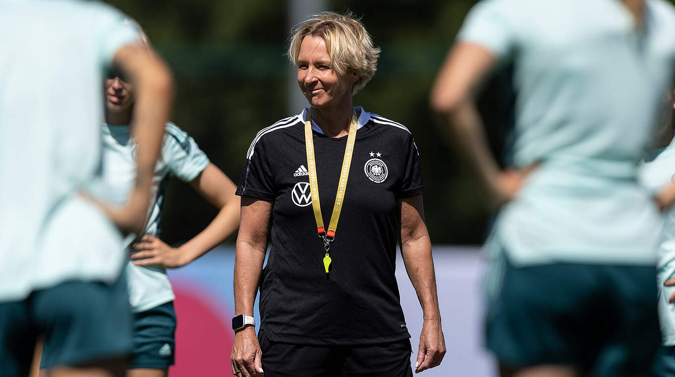 Bundestrainerin Martina Voss-Tecklenburg (M.) © DFB/Maja Hitij/Getty Images