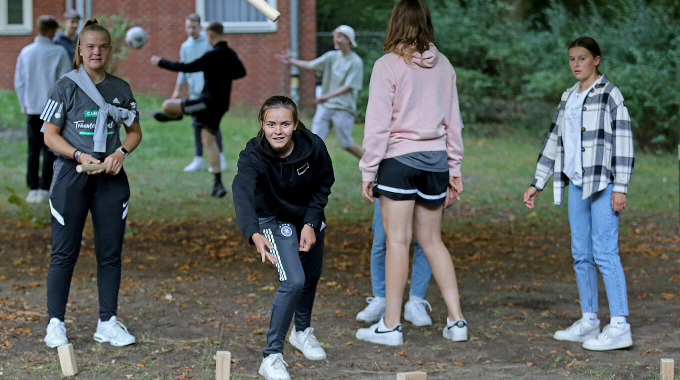 Nicht nur Fußball stand im Mittelpunkt: die Teenager bei der Freizeitgestaltung © Carsten Kobow