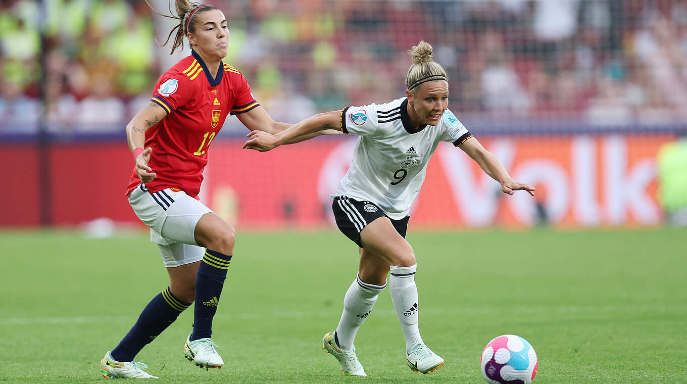 Eilt ihrer Gegenspielerin Patricia Guijarro davon: Svenja Huth (r.) © DFB/Maja Hitij/Getty Images
