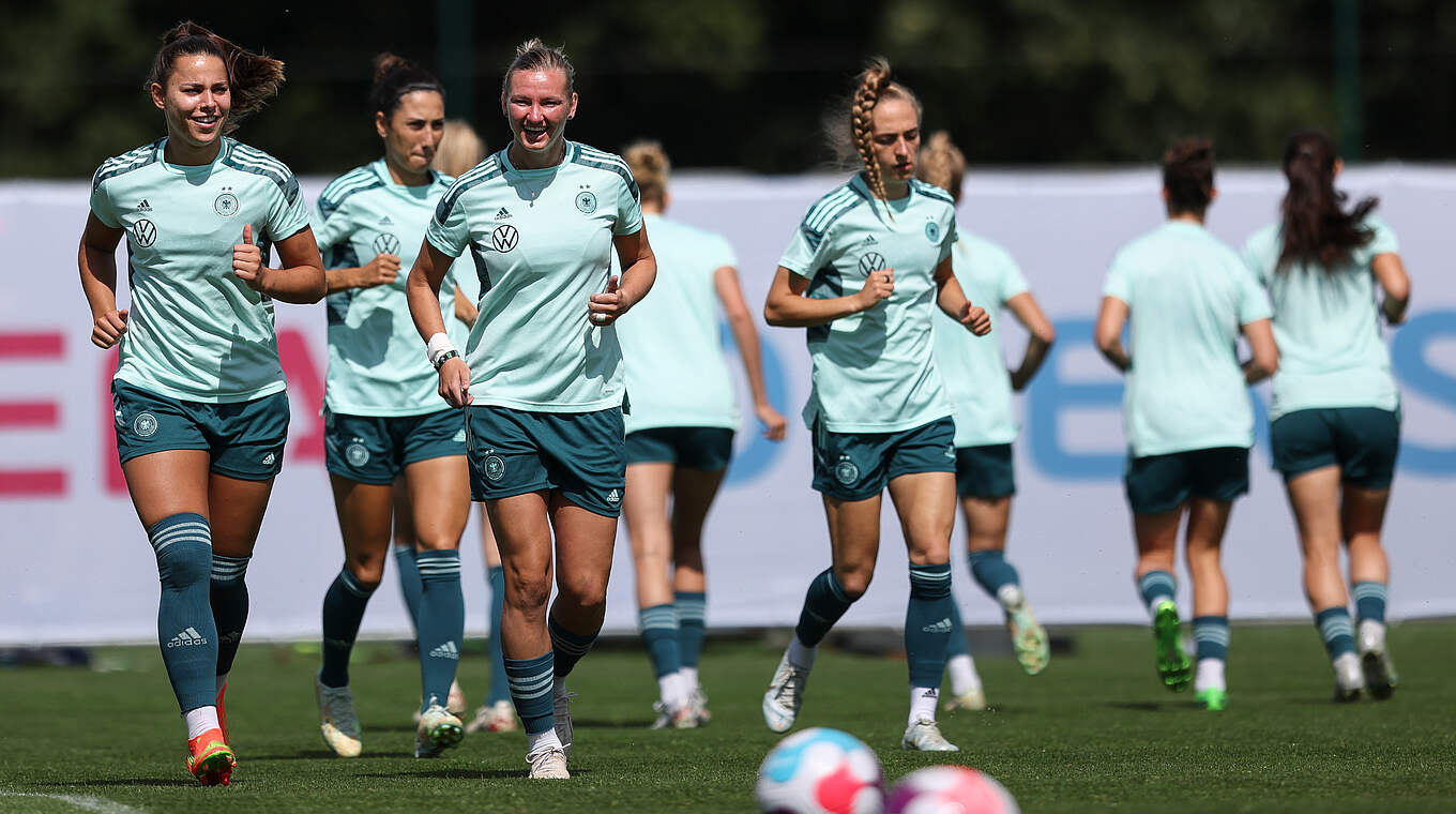 Lena Sophie Oberdorf, Sara Doorsoun, Alexandra Popp und Sophia Kleinherne (v.l.) © DFB/Maja Hitij/Getty Images