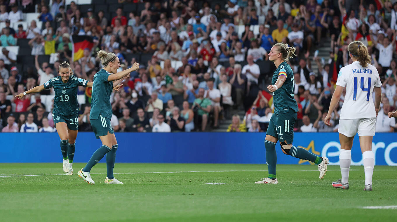 Alex Popp celebrates after scoring her third goal of the tournament © DFB/Maja Hitij/Getty Images
