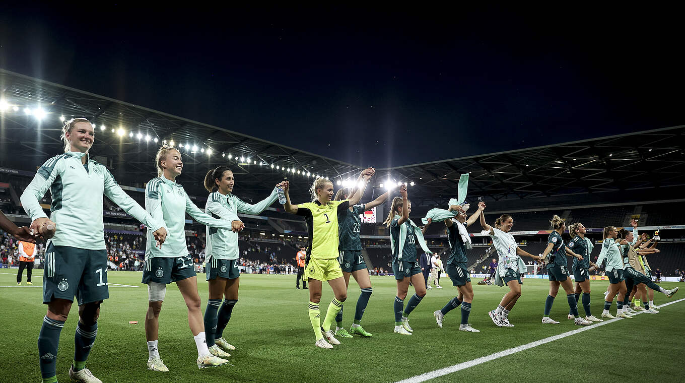 Merle Frohms (4.v.l.): "Die positive Stimmung mitnehmen, die wir im Team haben" © Maja Hitij/Getty Images/DFB