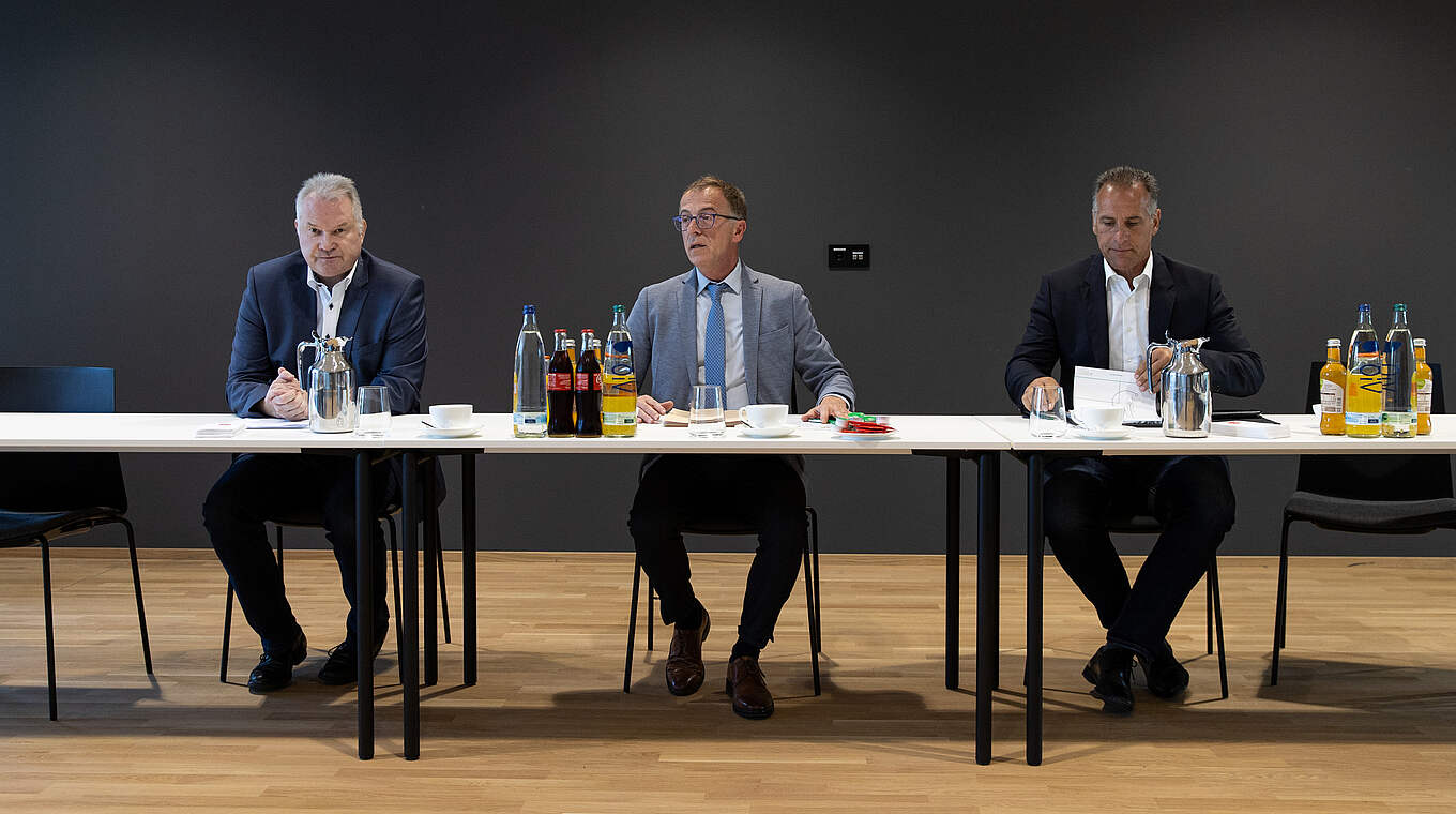 Leitete die Verhandlung: Sportgerichts-Vorsitzender Stephan Oberholz (m.) © Julius Nieweler/DFB