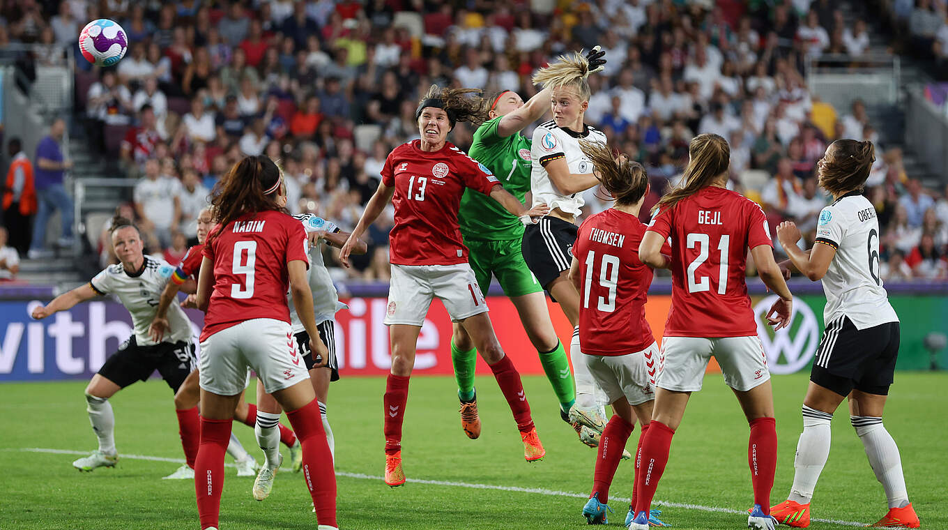 Das 2:0 im EM-Auftaktspiel gegen Dänemark: Schüller (4.v.r.) trifft für Deutschland © Foto: DFB/Maja Hitij/Getty Images