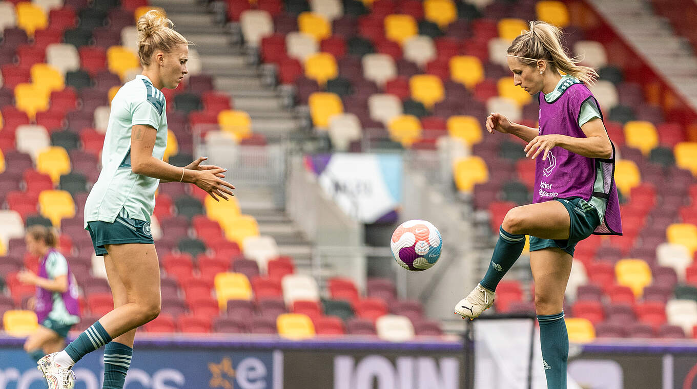Laura Freigang (l.) und Kathrin Hendrich © Maja Hitij/ Getty Images/ DFB