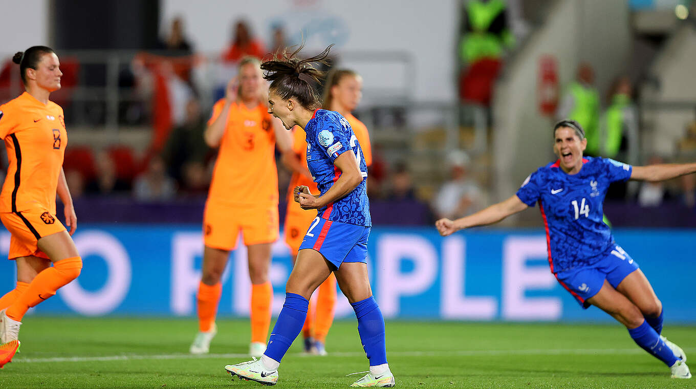 Der entscheidende Treffer: Eve Perisset (v.) schießt Frankreich ins Halbfinale © Getty Images