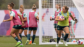 Felicitas Rauch mit Sydney Lohmann (r.) © Maja Hitij/ Getty Images/ DFB