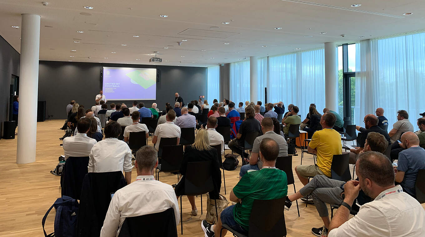 Mit rund 100 Teilnehmer*innen: das Fan-Forum zur EURO 2024 im DFB-Campus © DFB/ Nick Lindenau
