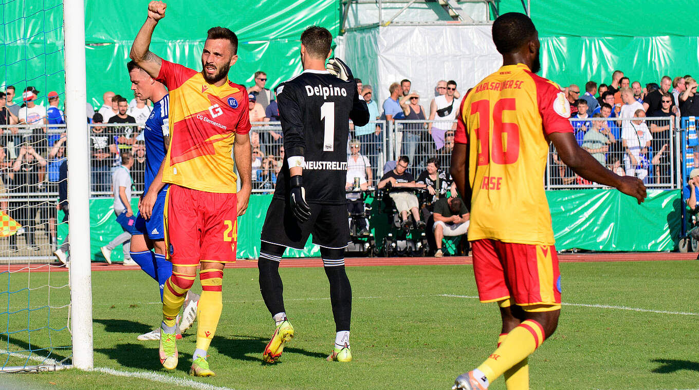 Erzielt in Neustrelitz einen Hattrick: Karlsruhes Fabian Schleusener (l.) © imago