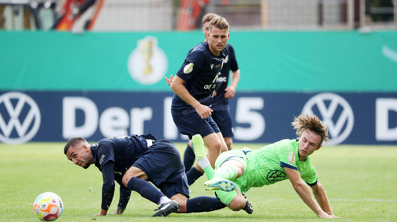 Schwerer Stand in Jena: Wolfsburg müht sich in die 2. Pokalrunde © imago