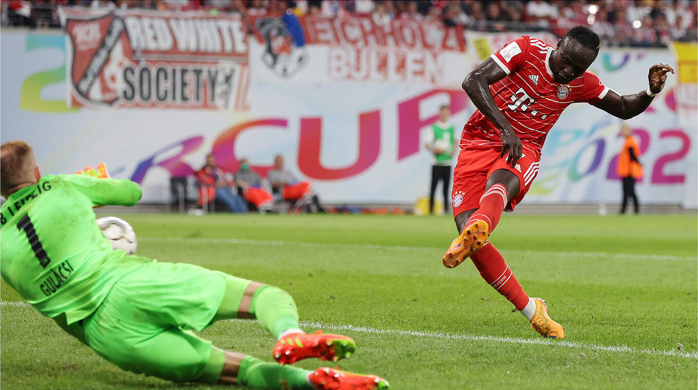 Pflichtspieleinstand nach Maß: Sadio Mané (r.) netzt zum zweiten Münchner Treffer ein © Getty Images