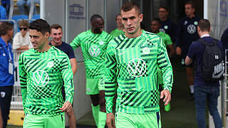 Wurden nach dem Spiel von Fans mutmaßlich angegangen: Spieler des VfL Wolfsburg © IMAGO / regios24