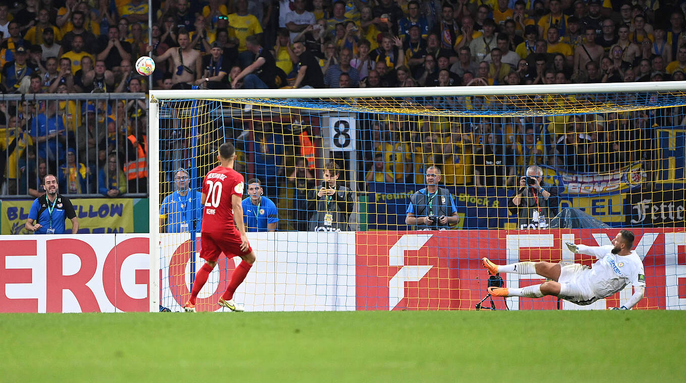 Kempf skies his penalty for Hertha. © 