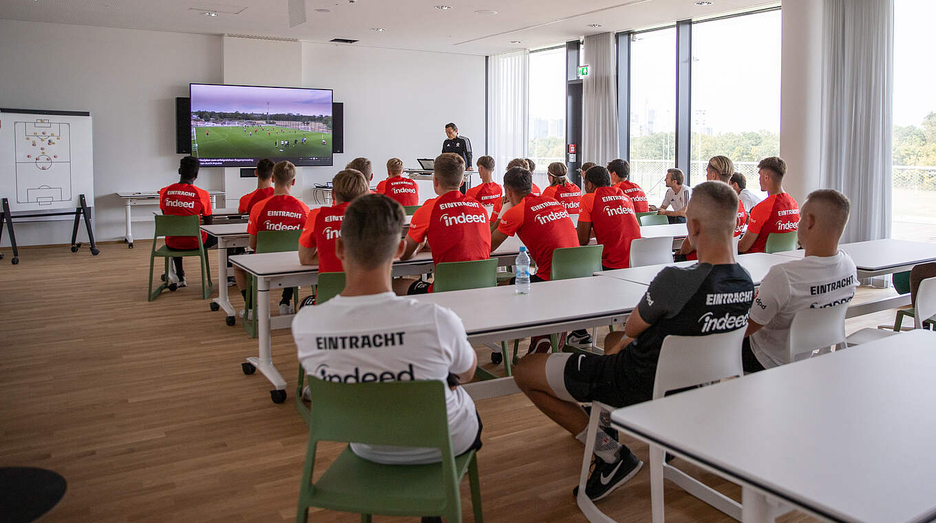 Erhalten eine Videoanalyse der Teilnehmenden: die U 19 von Eintracht Frankfurt © Julius Nieweler/DFB