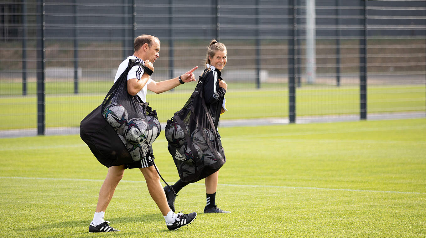 Leitete eine der Trainingseinheiten: Marie-Louise Eta (r.) © Julius Nieweler/DFB