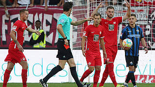 Nach Roter Karte für zwei Spiele gesperrt: Kaiserslauterns Hendrick Zuck (3.v.l.) © imago