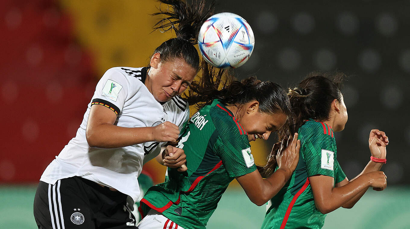 Luftkampf ums Viertelfinale: Clara Fröhlich (l.) gegen zwei Mexikanerinnen © FIFA/Getty Images