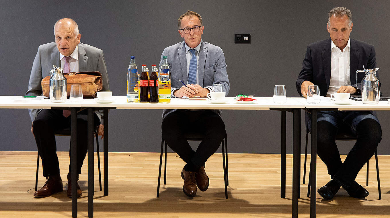 Sportgericht: Vorsitzender Stephan Oberholz mit Beisitzern Schierholz (l.) und Rottler (r.) © Julius Nieweler/DFB