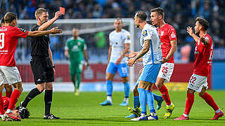 Muss nach Rot zweimal aussetzen: Tim Rieder vom TSV 1860 München © Imago